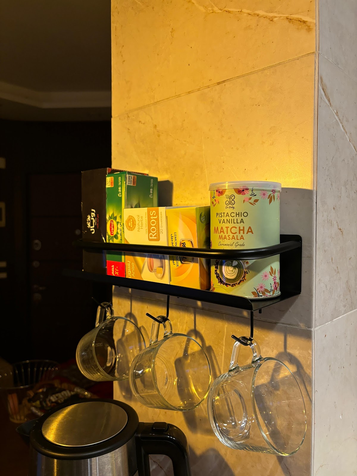 منظم شاور بماسورة + 3 هوك ستانلس - 33 سم - أسود