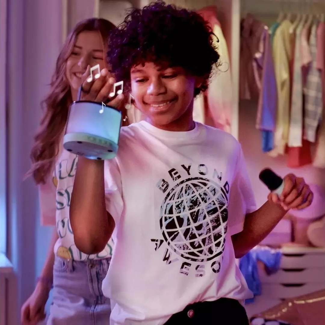 ستوديو كاريوكي مع الميكروفونات والسماعة - INF044