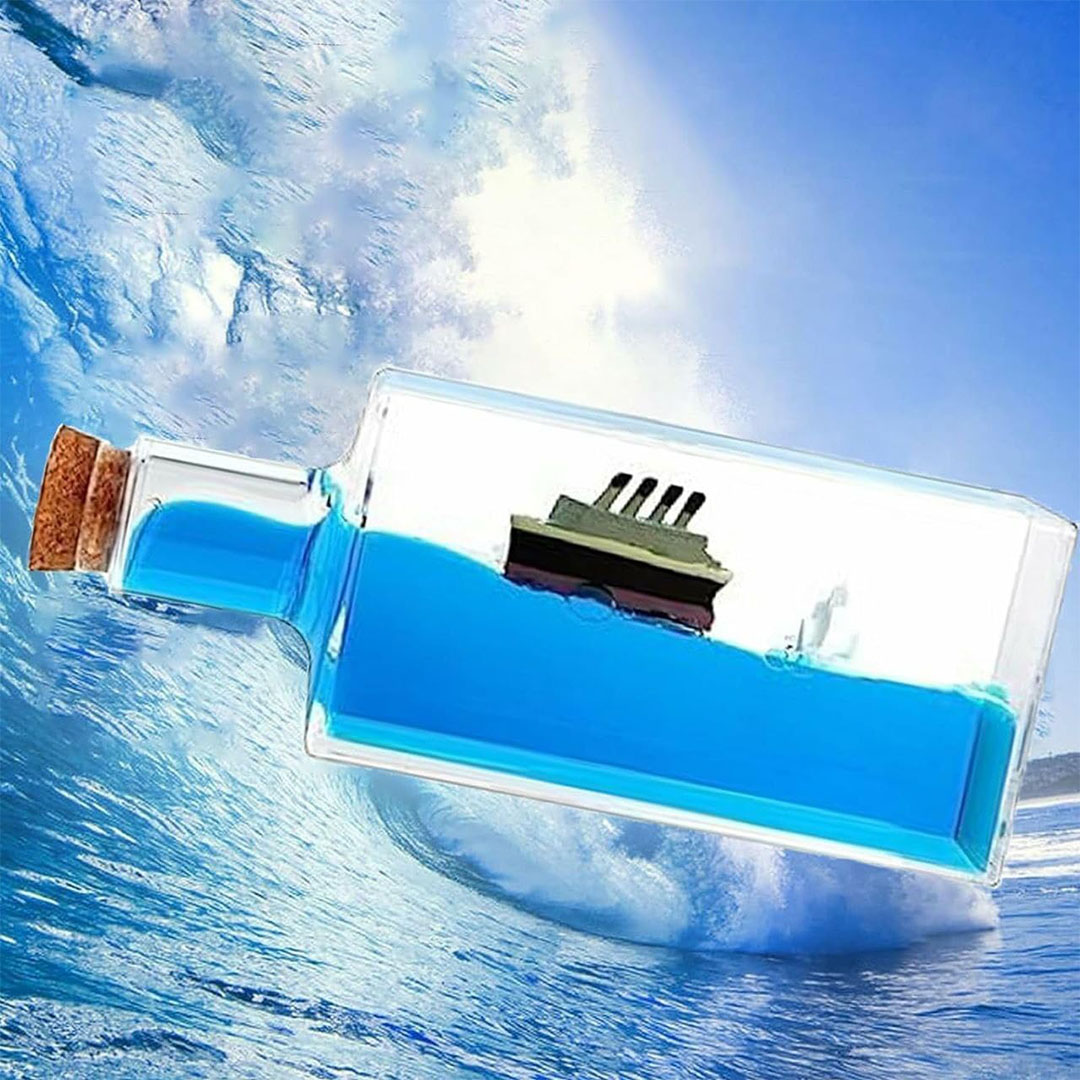 زجاجة مستطيلة مغلقة بداخلها سفينة علي شكل تايتانيك