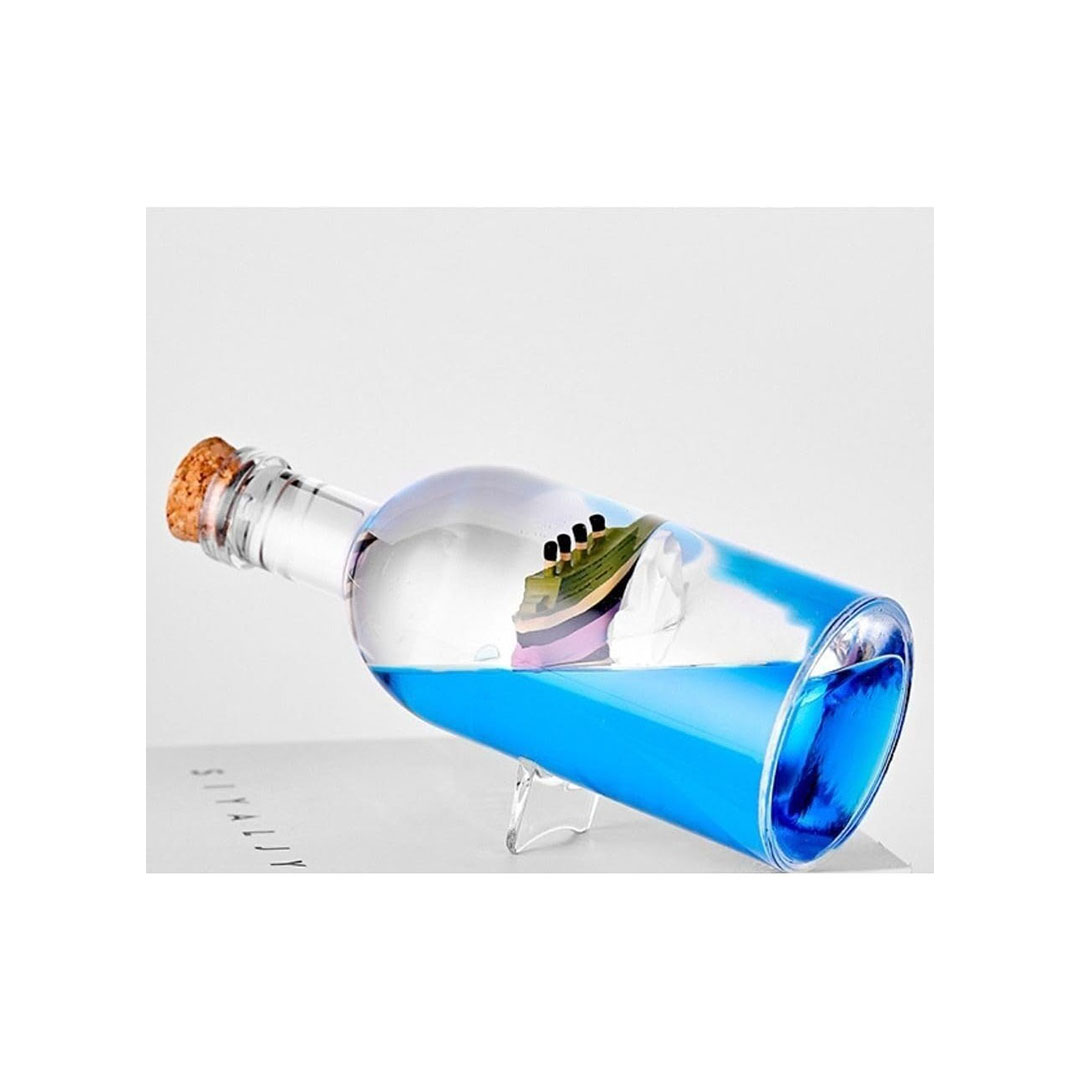 زجاجة دائرية مغلقة بداخلها سفينة علي شكل تايتانيك