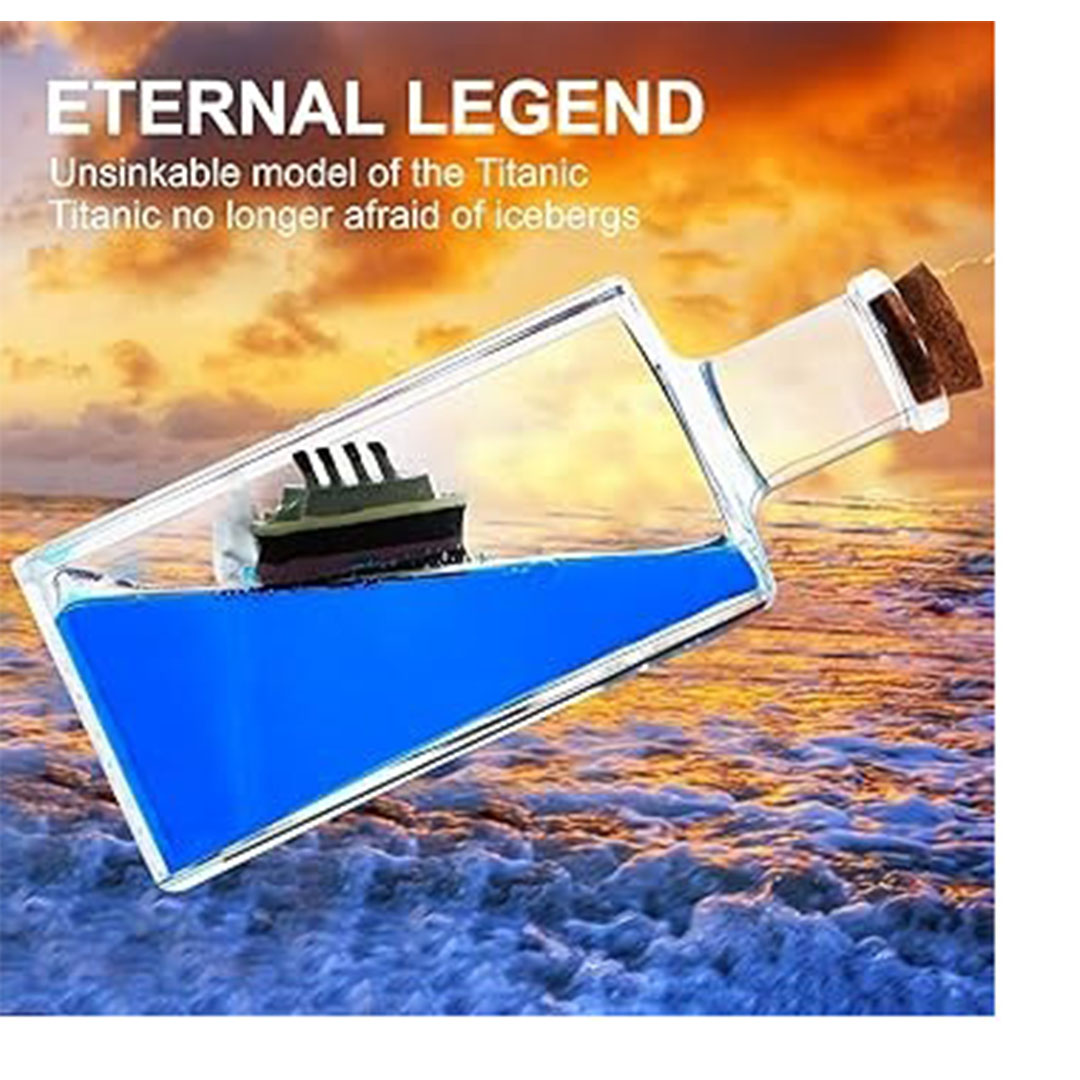 زجاجة مستطيلة مغلقة بداخلها سفينة علي شكل تايتانيك