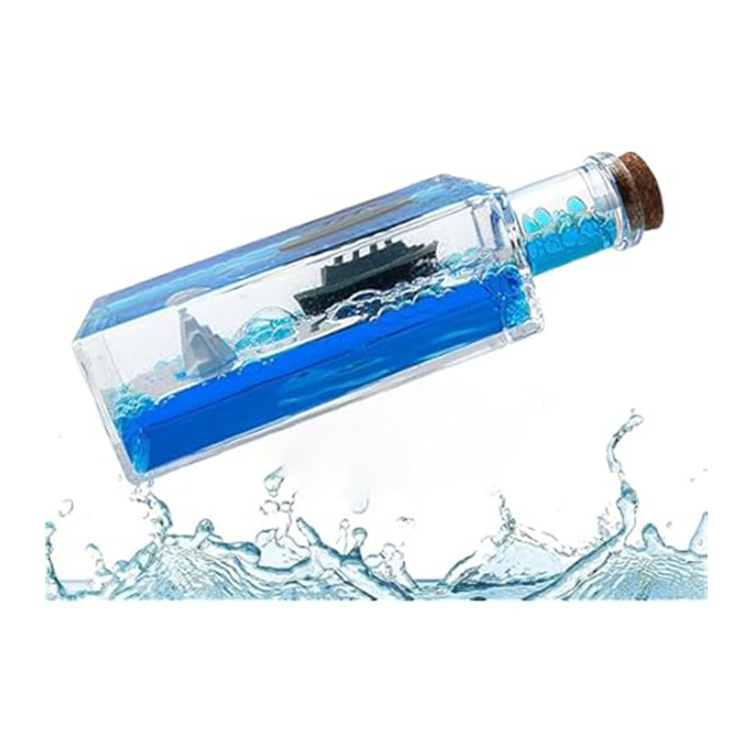 زجاجة مستطيلة مغلقة بداخلها سفينة علي شكل تايتانيك