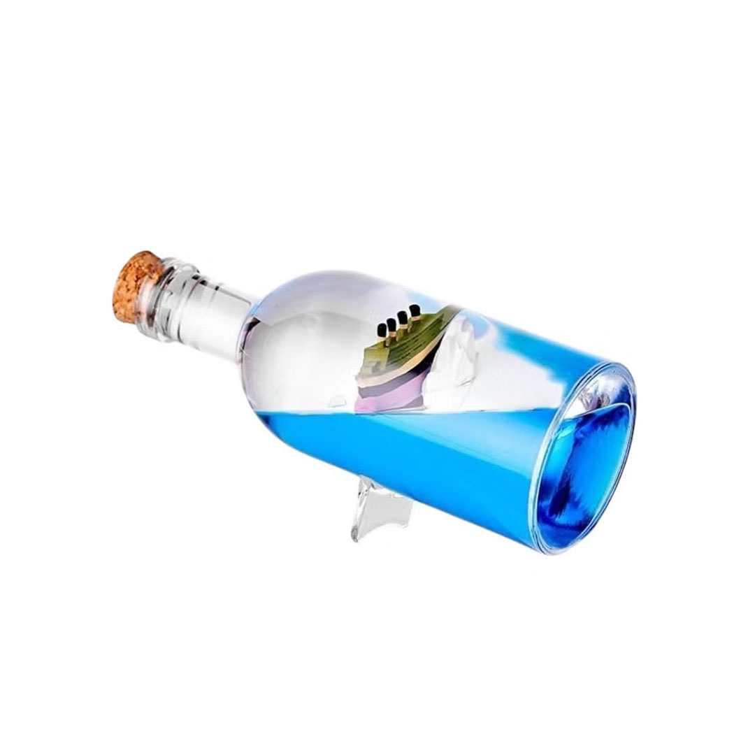 زجاجة دائرية مغلقة بداخلها سفينة علي شكل تايتانيك